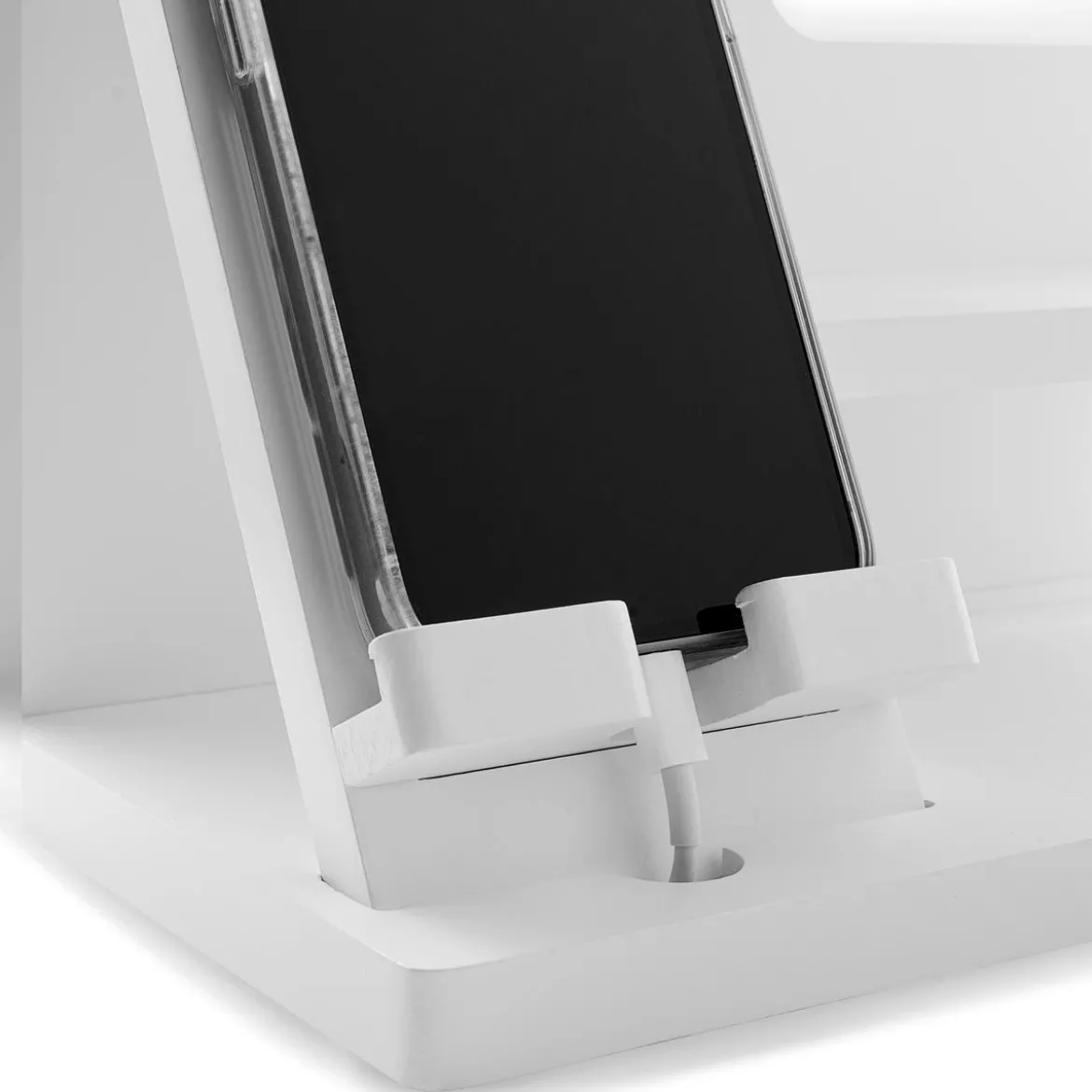 Biały drewniany stojak na telefon i organizer na biurko