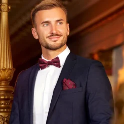 Bordowa bożonarodzeniowa poszetka w choinki