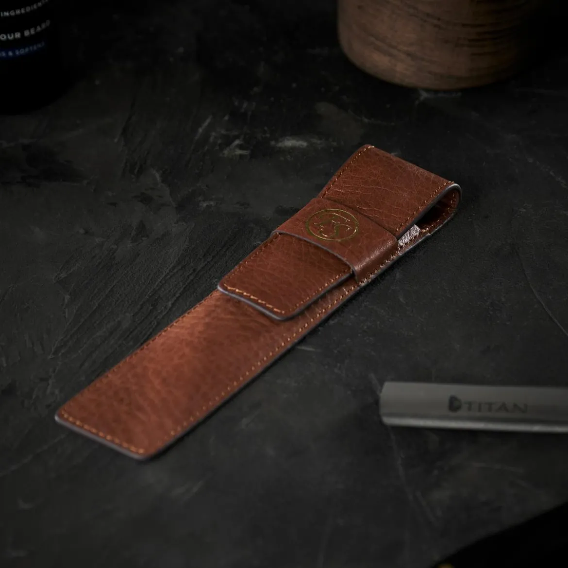 Brązowe skórzane etui dla brzytwy
