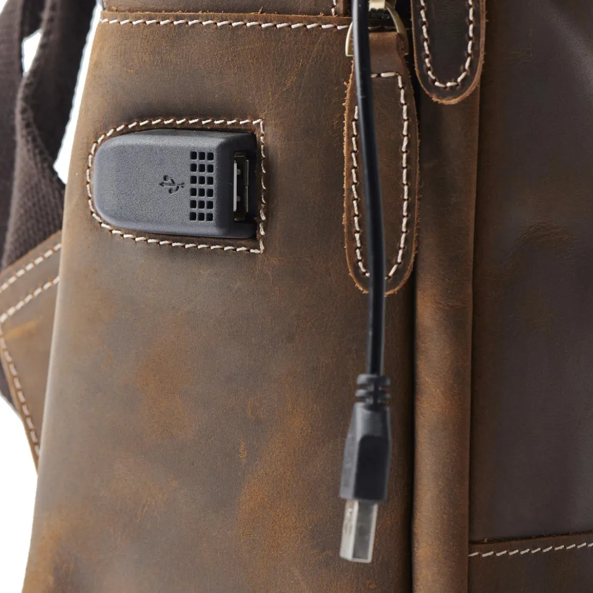 Brązowy skórzany vintage plecak na laptopa z portem ładowania
