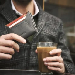 Ciemnobrązowo-kasztanowe skórzane etui na karty RFID Loren