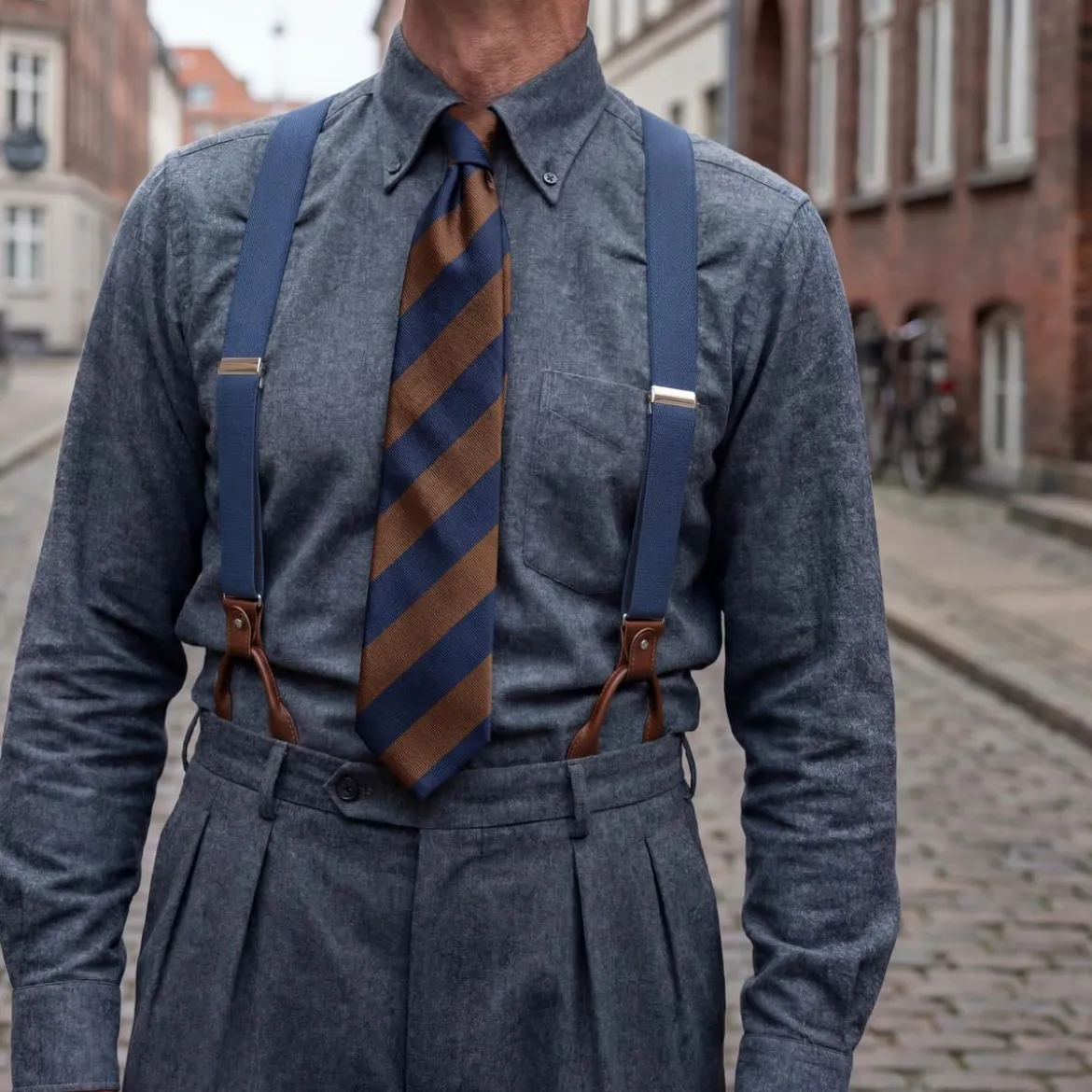 Ciemnogranatowo-brązowy krawat jedwabny w paski 8 cm