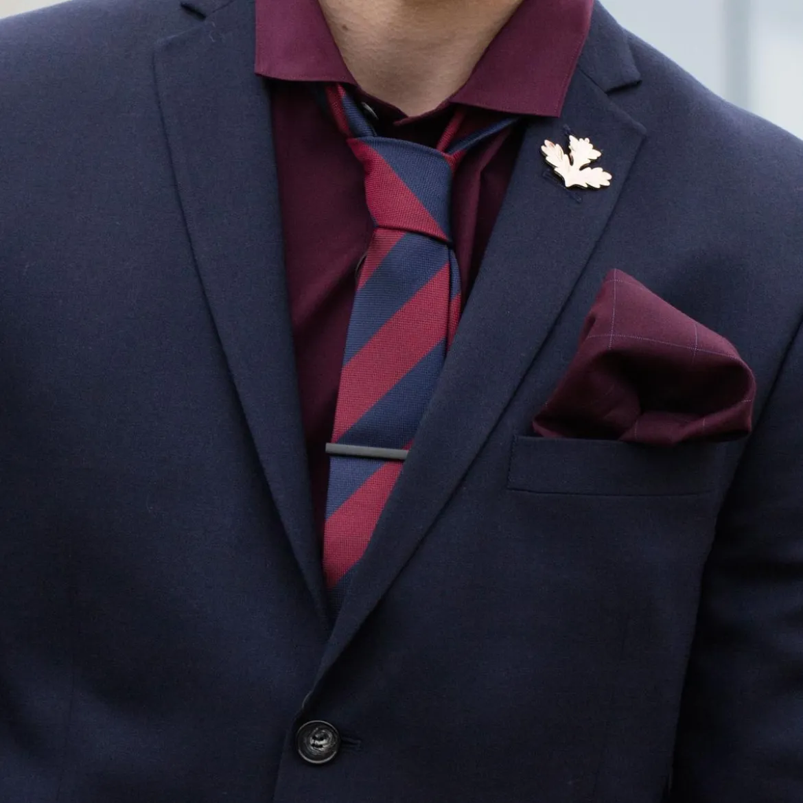 Ciemnoniebieski krawat w burgundowe paski