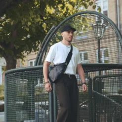 Czarna skórzana torba na ramię z pojedynczym paskiem