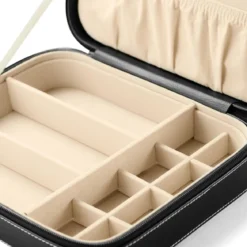 Czarne etui ze sztucznej skóry na okulary i biżuterię
