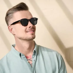 Czarne geometryczne okulary przeciwsłoneczne z polaryzacją i rogową oprawką