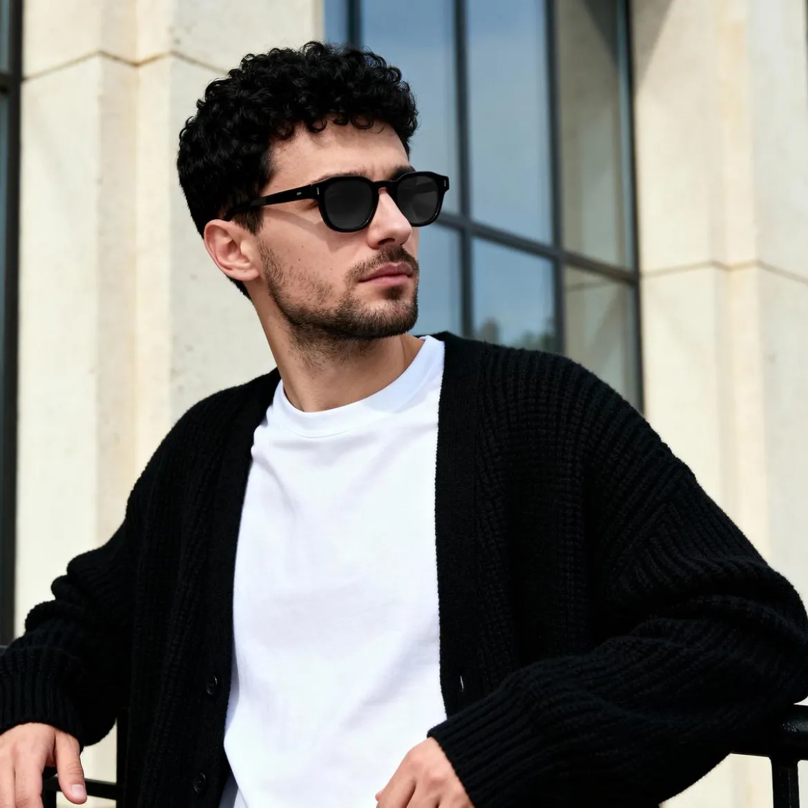 Czarne geometryczne okulary przeciwsłoneczne typu horn rimmed