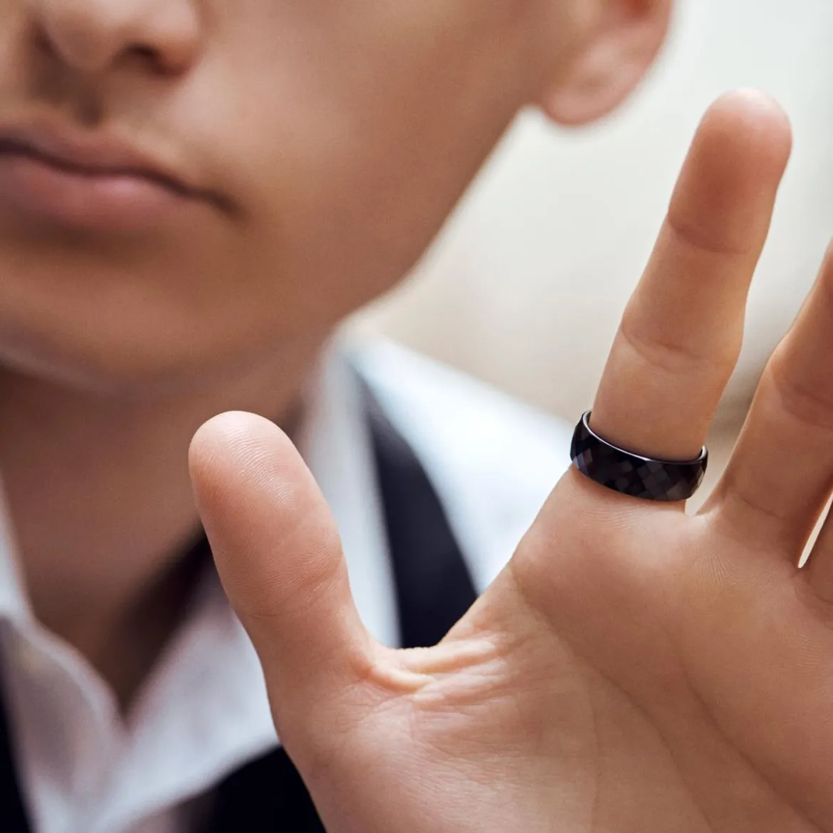 Czarny fasetowany pierścień ceramiczny