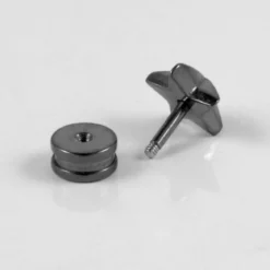 Czarny kolczyk w kształcie gwiazdy 6 mm