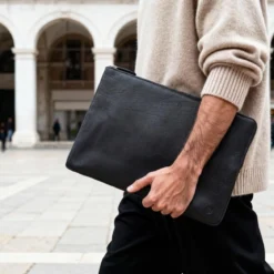 Czarny mały skórzany rękaw na laptopa Montreal