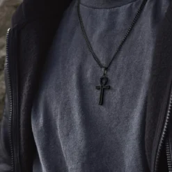 Czarny naszyjnik z wisiorkiem Ankh