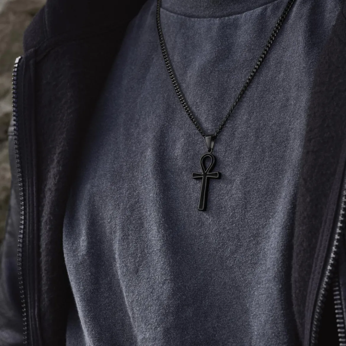 Czarny naszyjnik z wisiorkiem Ankh