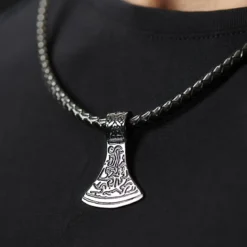 Czarny skórzany naszyjnik z runą w kształcie topora Thora