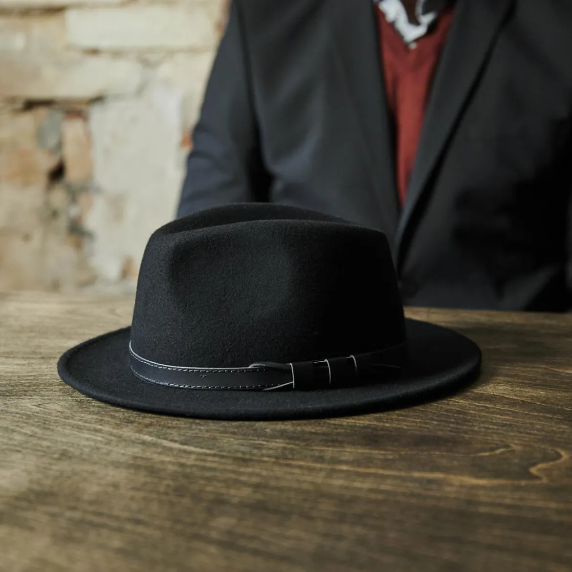 Czarny wełniany kapelusz fedora z płaskim rondem Flavio Moda