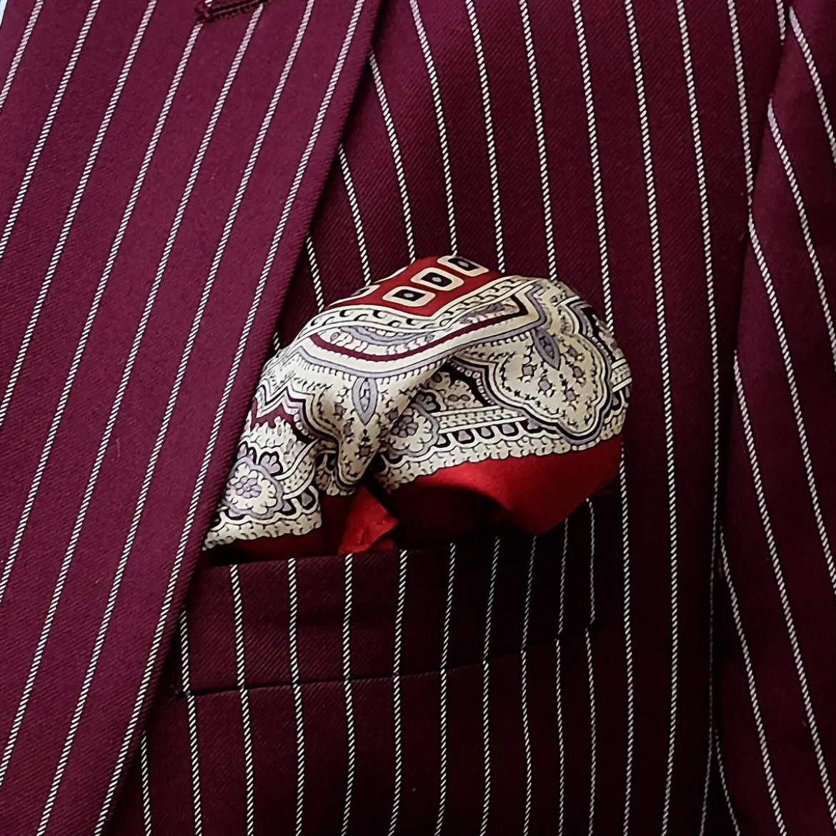 Czerwona jedwabna poszetka w stylu vintage