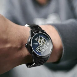 Dante II | Czarny zegarek z widocznym mechanizmem i niebieską tarczą