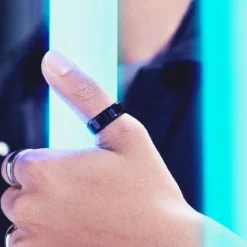Ferrum | 8 mm polerowany czarny pierścionek ze stali nierdzewnej z fazowanymi krawędziami