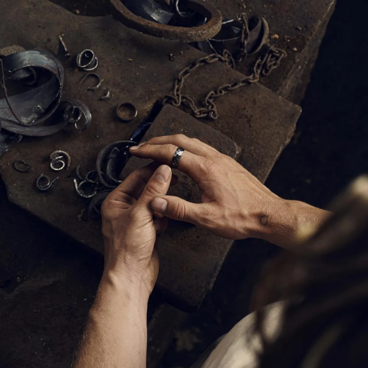 Fortis | 7 mm fasetowany spiżowo-szary pierścionek ze stali damasceńskiej z niebieskim tytanem