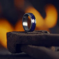 Fortis | 7 mm spiżowoszaro-srebrzysty pierścionek ze stali damasceńskiej z inkrustacją z lapis lazuli