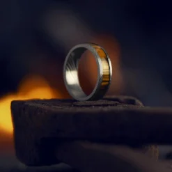 Fortis | 7 mm srebrzysty pierścionek ze stali damasceńskiej z inkrustacją z tygrysiego oka