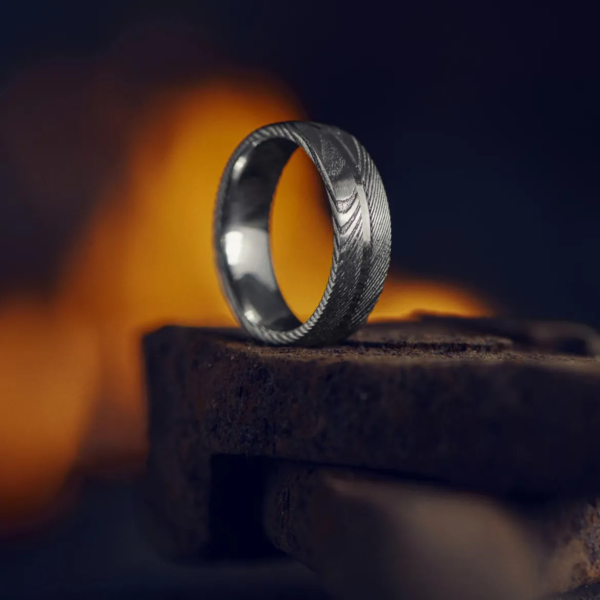 Fortis | 7 mm srebrzysty rowkowany pierścionek ze stali damasceńskiej i tytanu