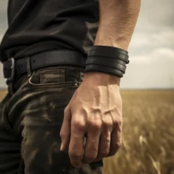 Gladius | Szeroka czarna bransoletka ze skóry bydlęcej full grain z klamrą