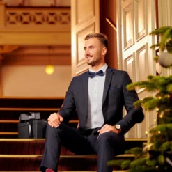 Granatowa bożonarodzeniowa muszka w choinki