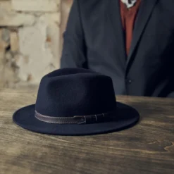 Granatowy kapelusz fedora z płaskim rondem Flavio Moda