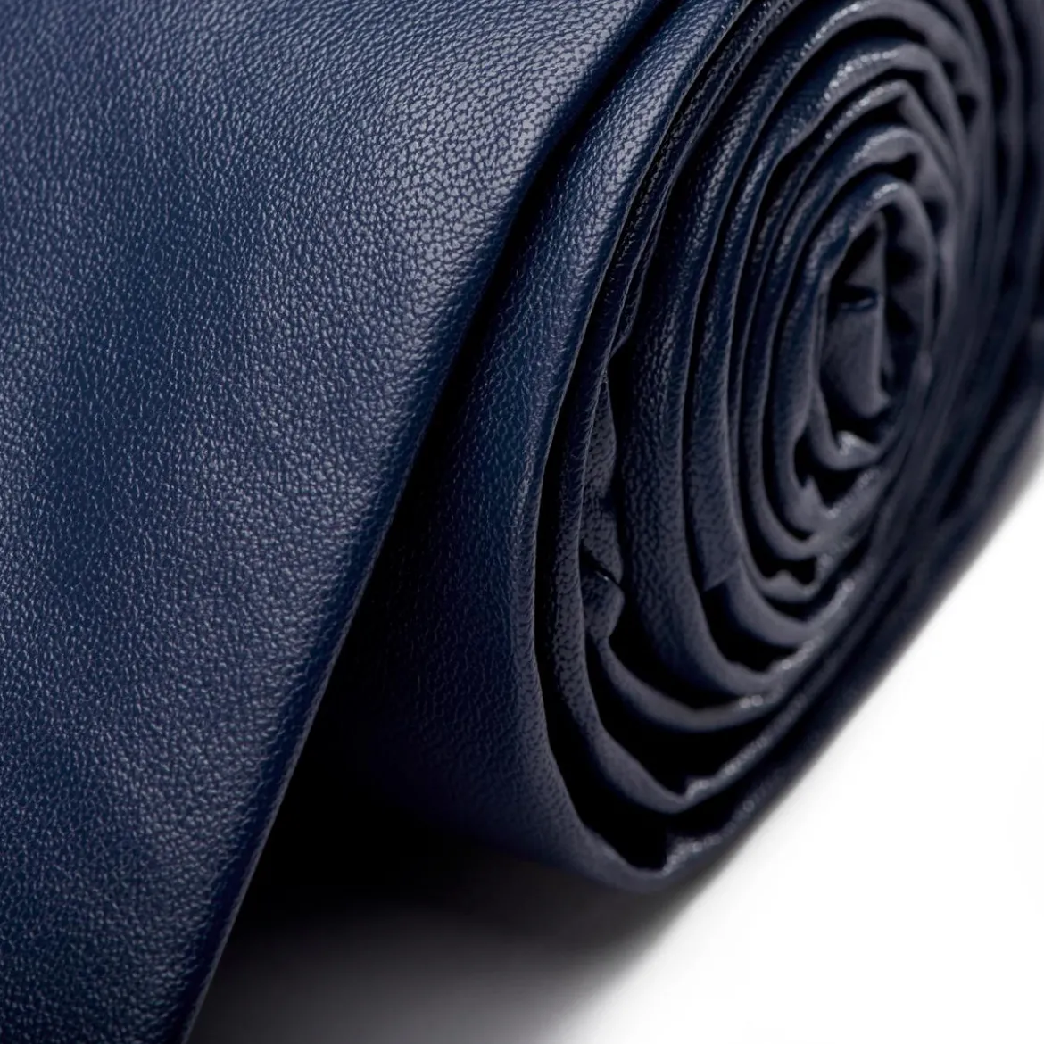 Granatowy wąski krawat ze sztucznej skóry