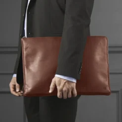 Jasnobrązowy skórzany rękaw na laptopa Montreal