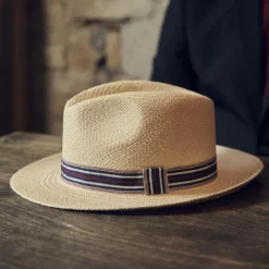 Kapelusz panama w naturalnym kolorze z pasiastą opaską Piero Moda