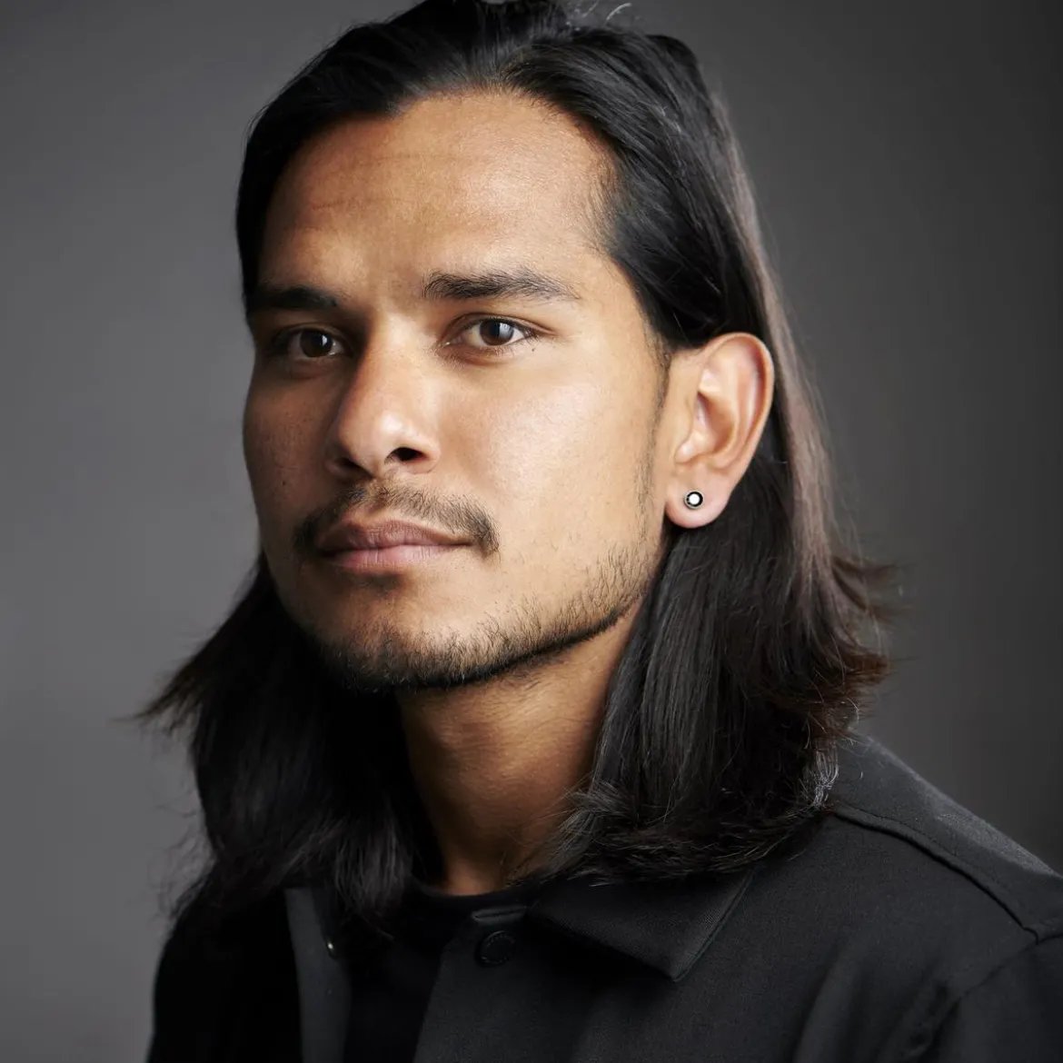Kolczyk magnetyczny z czarnym i przezroczystym kryształem 8 mm