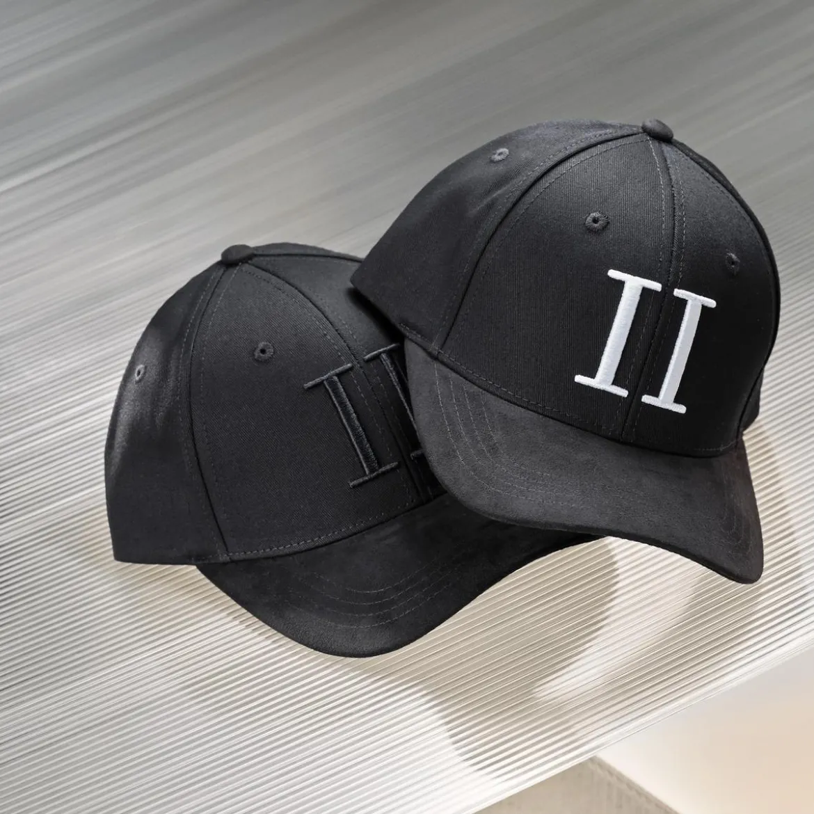 Les Deux | Całkowicie czarna czapka z daszkiem Baseball Cap Suede II
