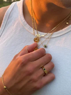 Mediterranean | 14K pozłacany naszyjnik z walcowatą zawieszką pavé z zielonymi cyrkoniami