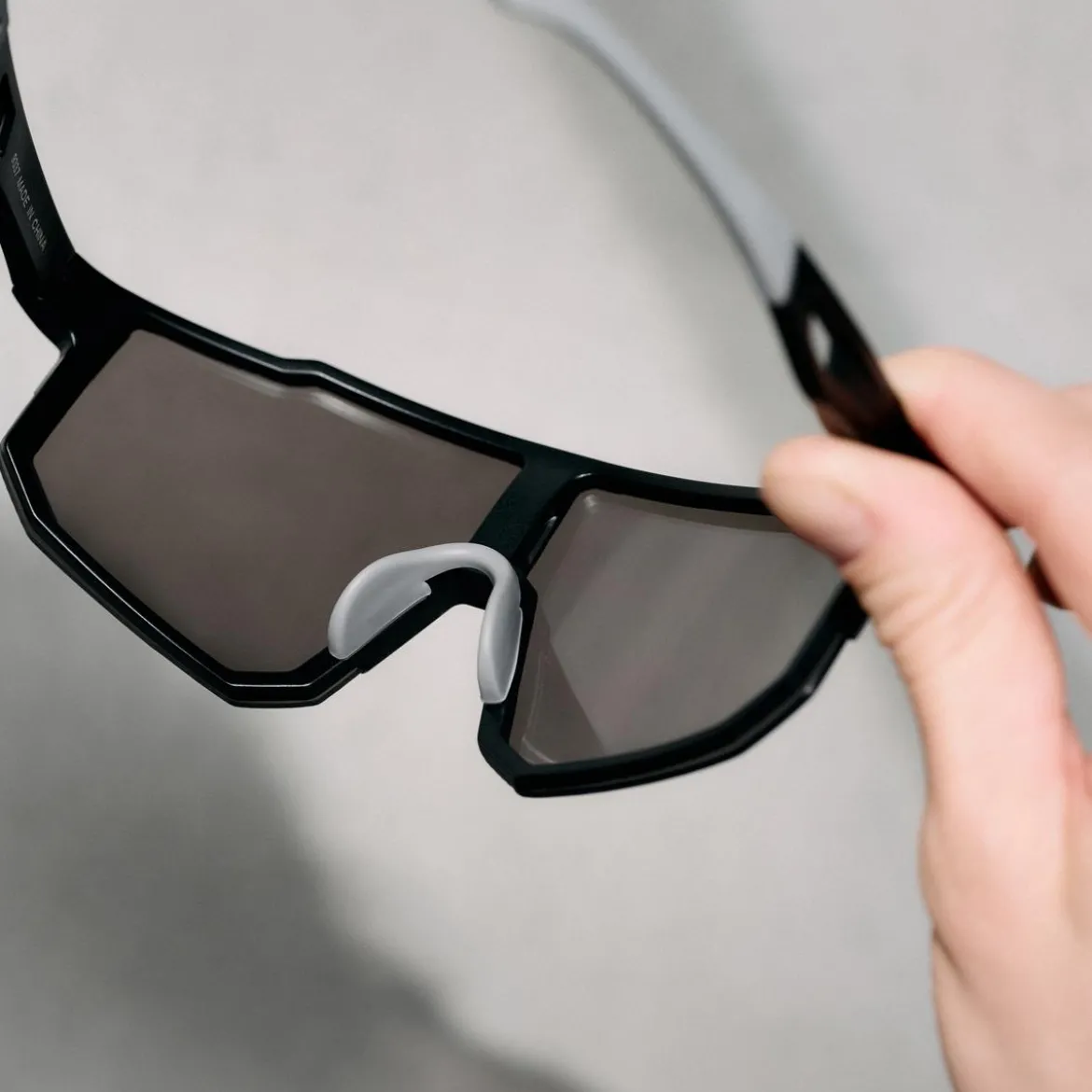 Momentum | Czarno-szare sportowe okulary przeciwsłoneczne wraparound