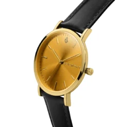 Moment | Zegarek elegancki minimalistyczny w kolorze złota z analogowym mechanizmem kwarcowym, tarczą w kolorze szampańskim & czarnym skórzanym paskiem