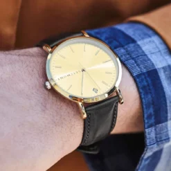 Moment | Zegarek elegancki minimalistyczny w kolorze złota z analogowym mechanizmem kwarcowym, tarczą w kolorze szampańskim & czarnym skórzanym paskiem