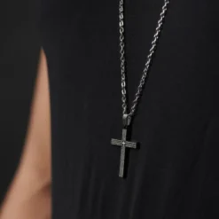 Naszyjnik ze stali nierdzewnej z małym czarnym krzyżem