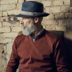 Niebieski kapelusz panamski z opaską w paski Pino Moda