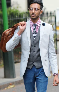 Niebieski krawat w paski z dzianiny