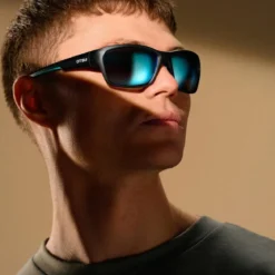 Polaryzowane czarne sportowe okulary przeciwsłoneczne z niebieskimi soczewkami