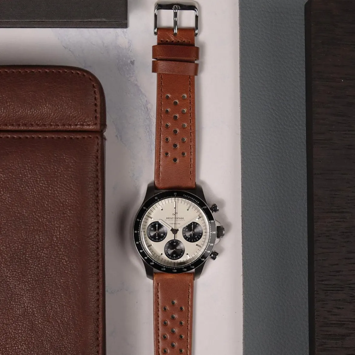 1960 Racing Chronograph | Stal chirurgiczna, złamana biel i czarny