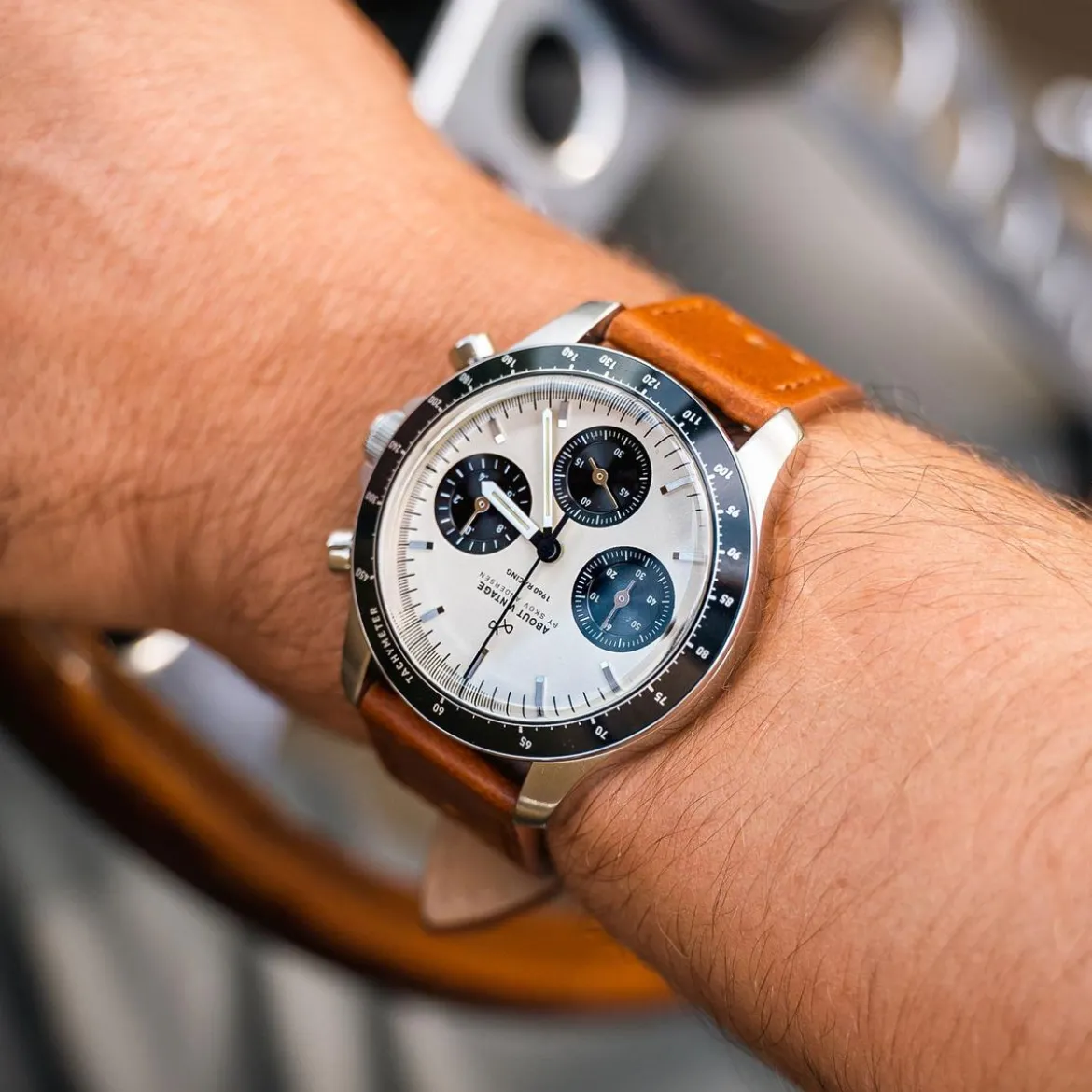 1960 Racing Chronograph | Stal chirurgiczna, złamana biel i czarny