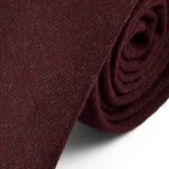Ręcznie wykonany bordowy krawat w surowym stylu