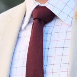 Ręcznie wykonany bordowy krawat w surowym stylu