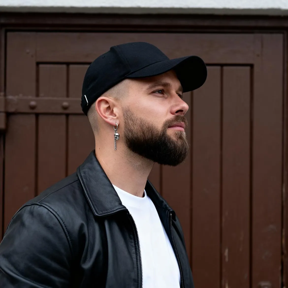 Srebrzysty stalowy kolczyk kółeczko z zawieszką w kształcie czaszki i łańcuszkiem