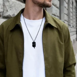 Stylowy czarny stalowy naszyjnik z krzyżykiem i nieśmiertelnikiem