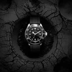 Tide II | Zegarek nurkowy w srebrnym odcieniu ze stali nierdzewnej z mechanizmem kwarcowym, czarną tarczą, czarnym gumowym paskiem i lupką datownika