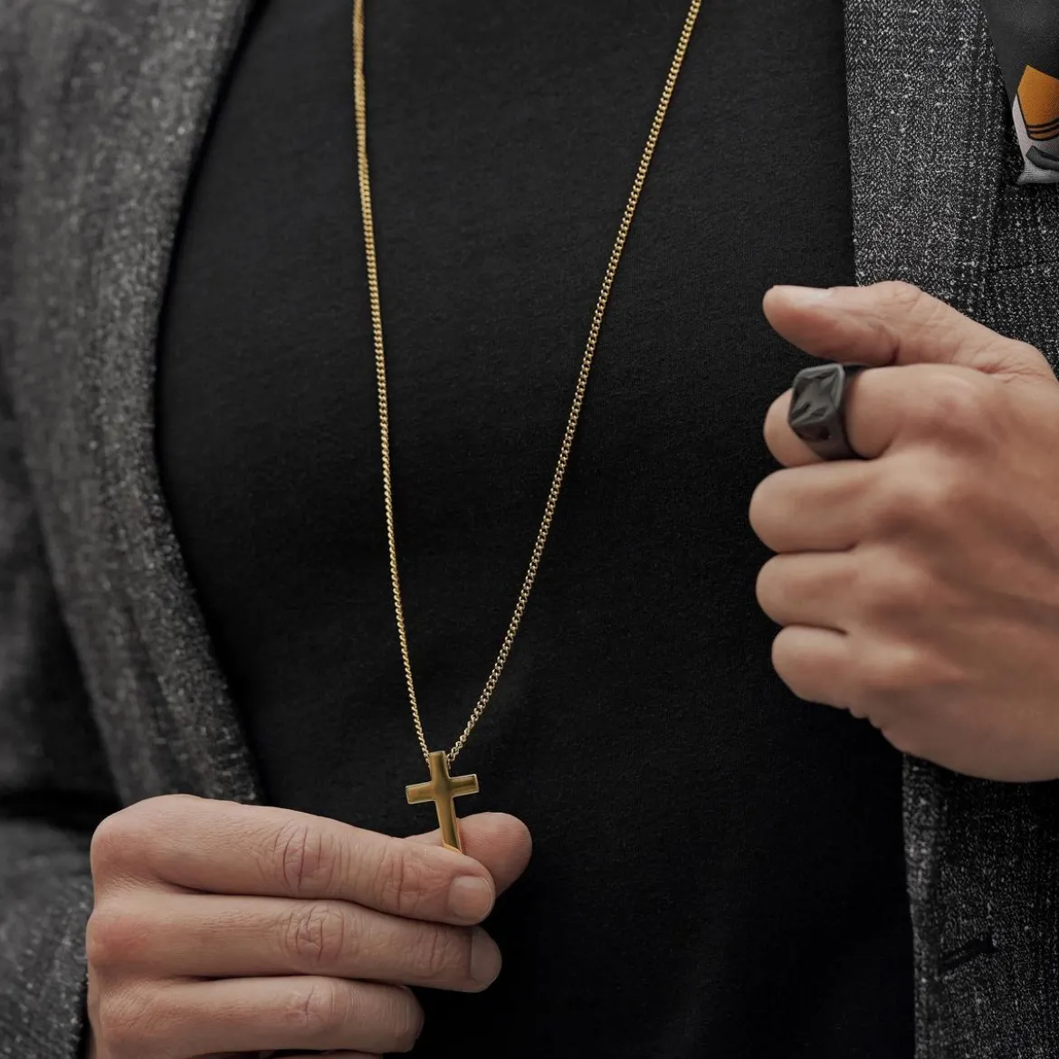 Złocisty naszyjnik z krzyżykiem