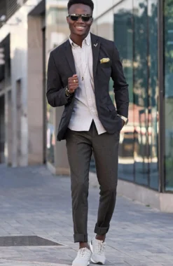 Złota szpilka do klapy w kształcie renifera